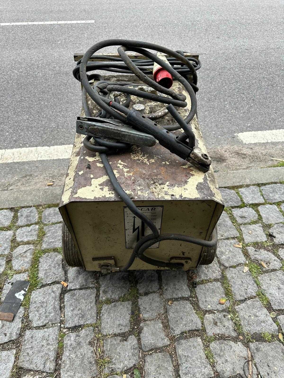Máquina de soldar trifásica