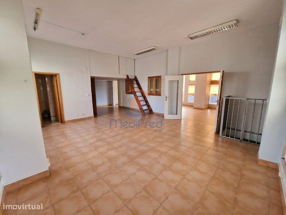 Loja com 104m2 c/ BOX | Santo António dos Cavaleiros - Loures