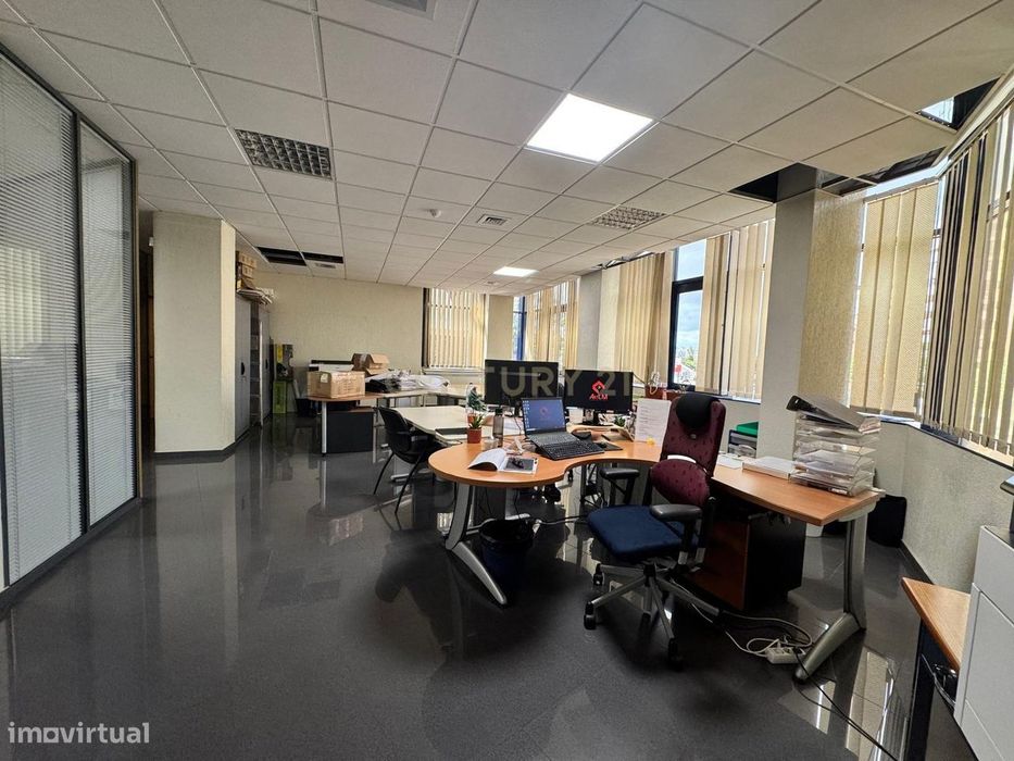 Escritório 76m² com casa de banho na Amadora, Lisboa.