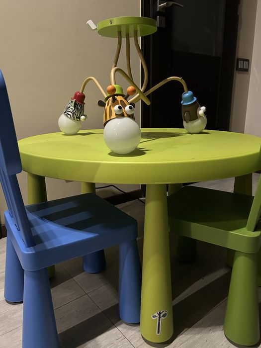 Zestaw do pokoju dziecięcego stolik Ikea, krzesełka i żyrandol