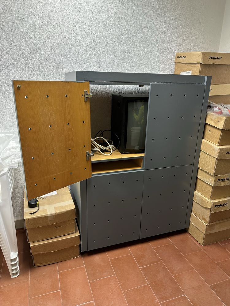 Movel de madeira, pintado, com portas e gavetas e em bom estado