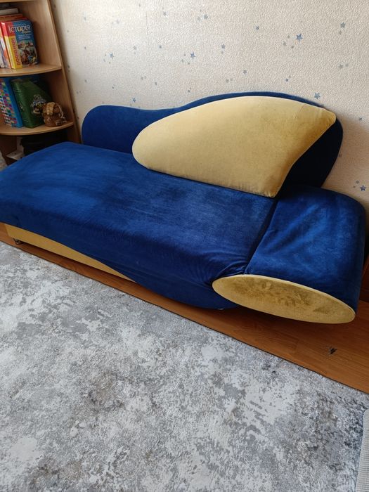 Диван  з нішою для речей.