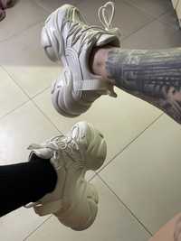 Женские белые кроссовки на платформе