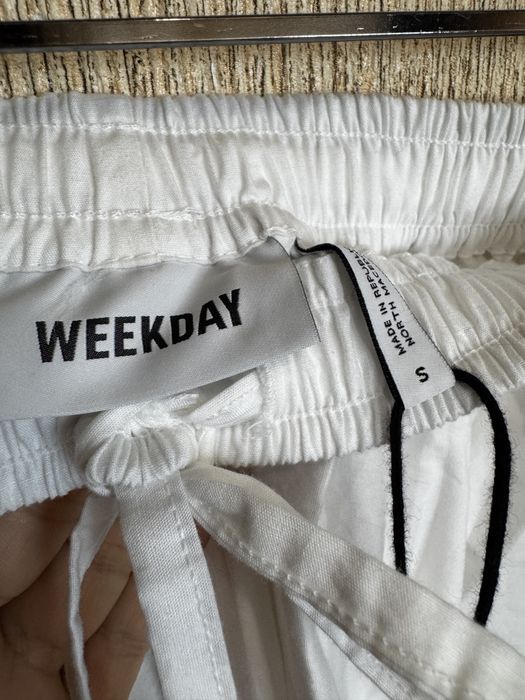 біла спідниця з  карманами , резинкою, завʼязками в поясі weekday