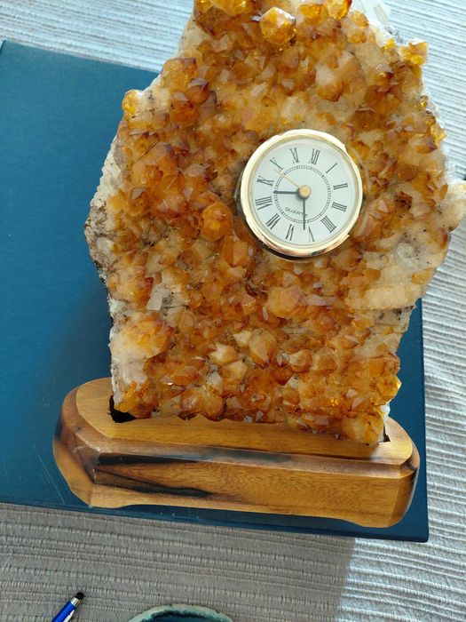 Pedra semipreciosa, de quartzo, com relógio