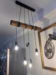 Lampa wisząca na drewnianej belce