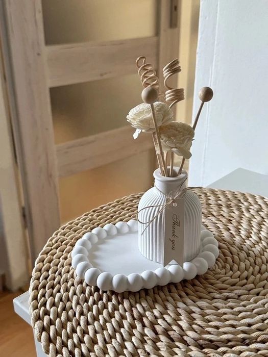 Tacka i wazon ceramiczne oraz bukiet