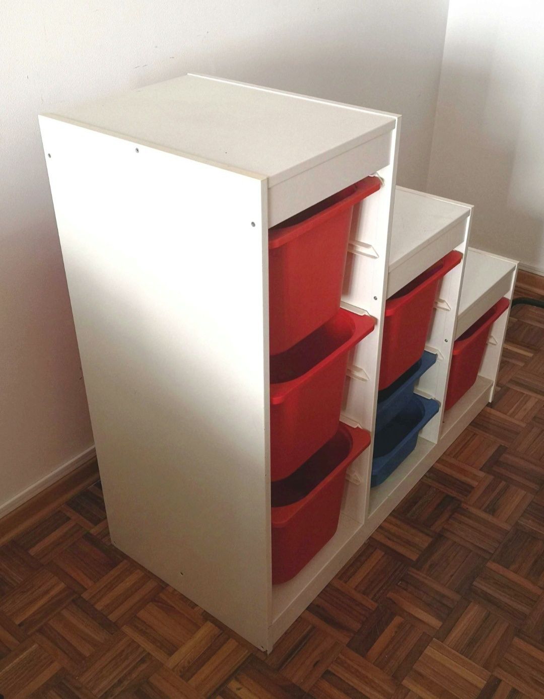 Móvel IKEA com caixas
