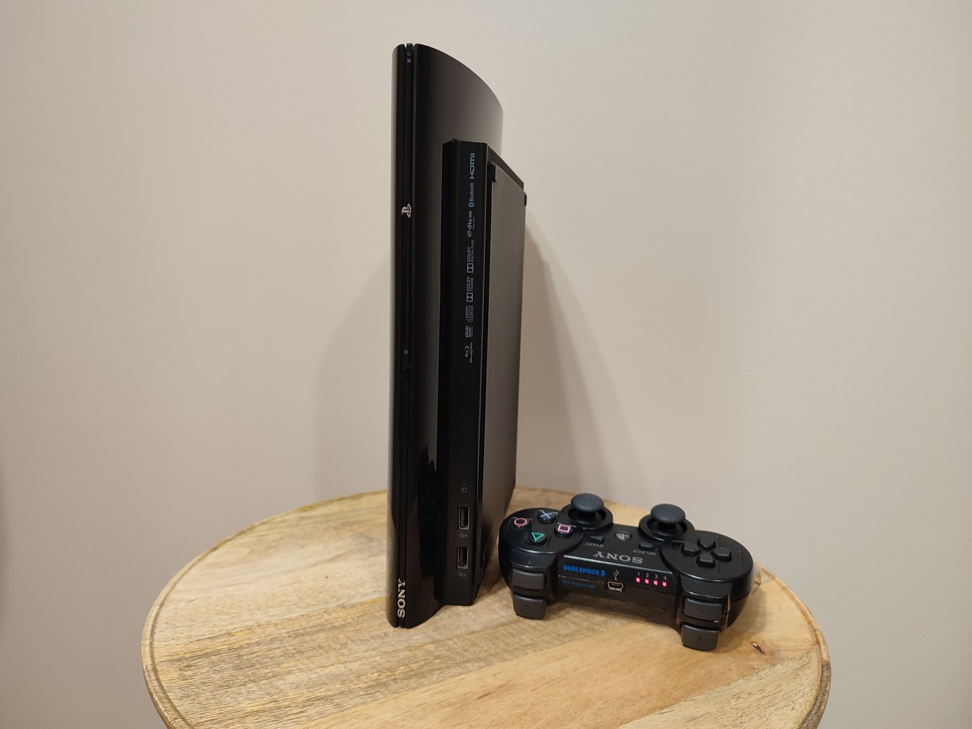 Konsola PlayStation 3 Super Slim pełne okablowanie, pad  i gra