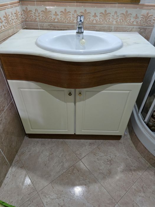 Móvel de casa de banho com lavatório e torneira