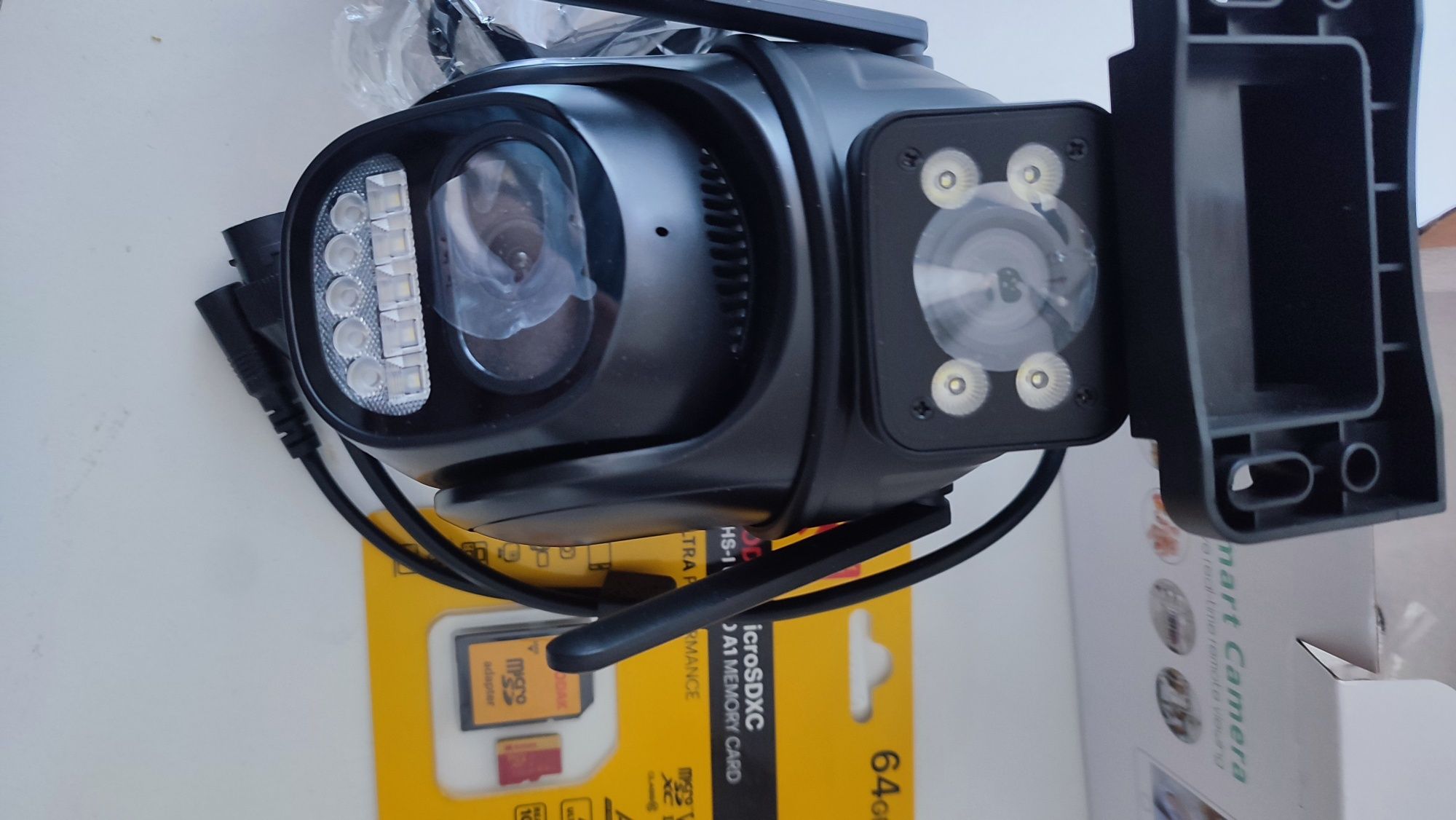 Nowa kamera z podwójnym obiektywem i kartą 64 GB
