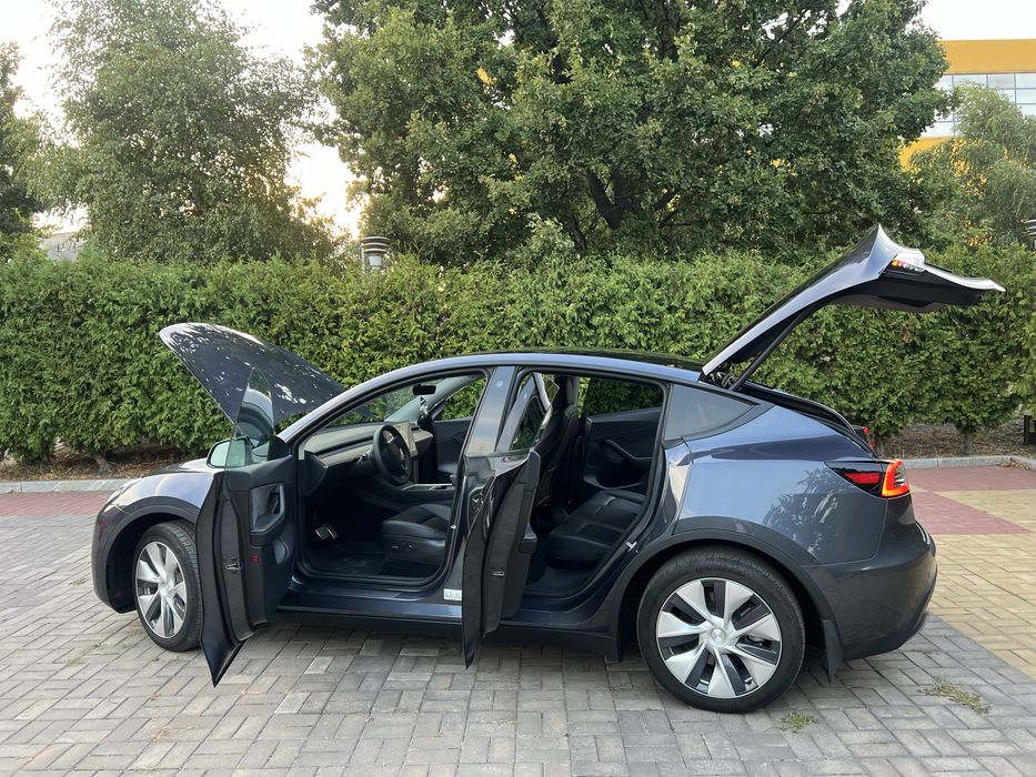 Tesla Y  Long Range Dual Motor