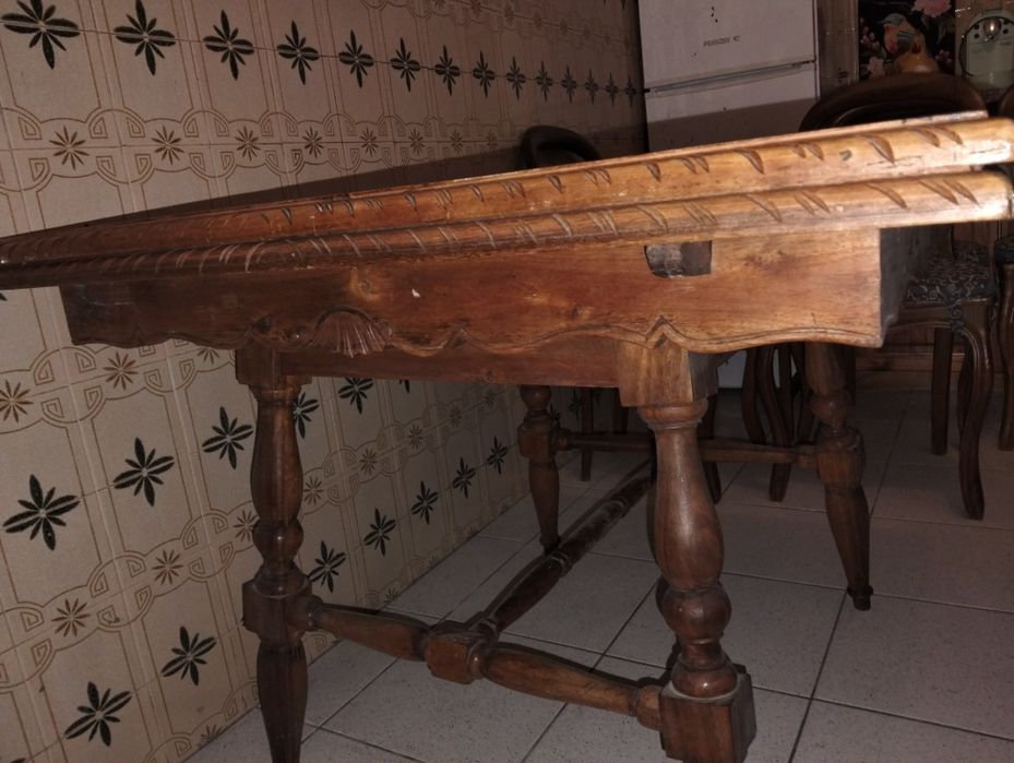 Mesa de jantar em madeira