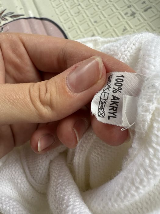 Biały rozpinany sweterek