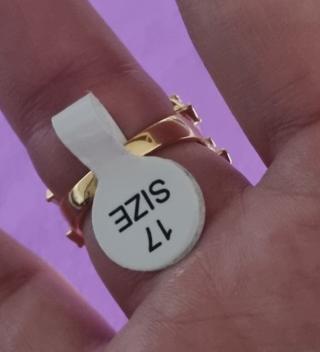 Anel dourado, em aço, com 3 fiadas de brilhantes. T17