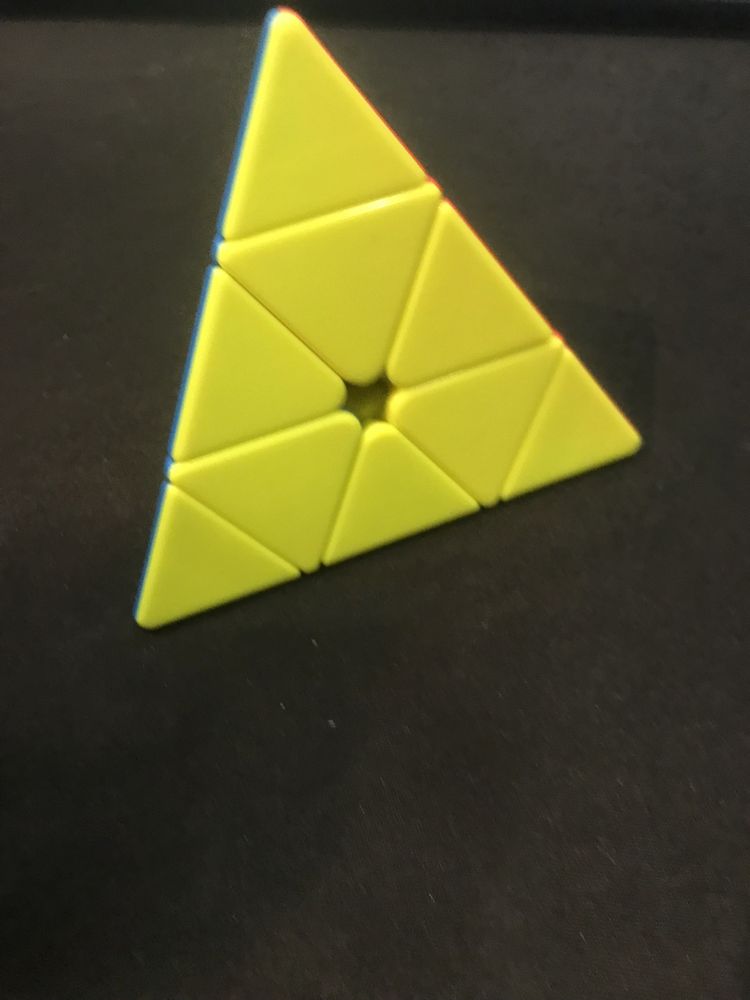 Pyraminx bez jednej zielonej płytki na rogu