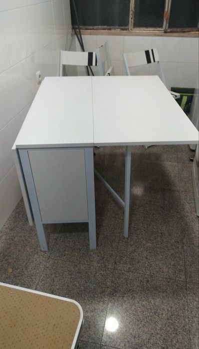 Mesa + 2 cadeiras + 2 bancos