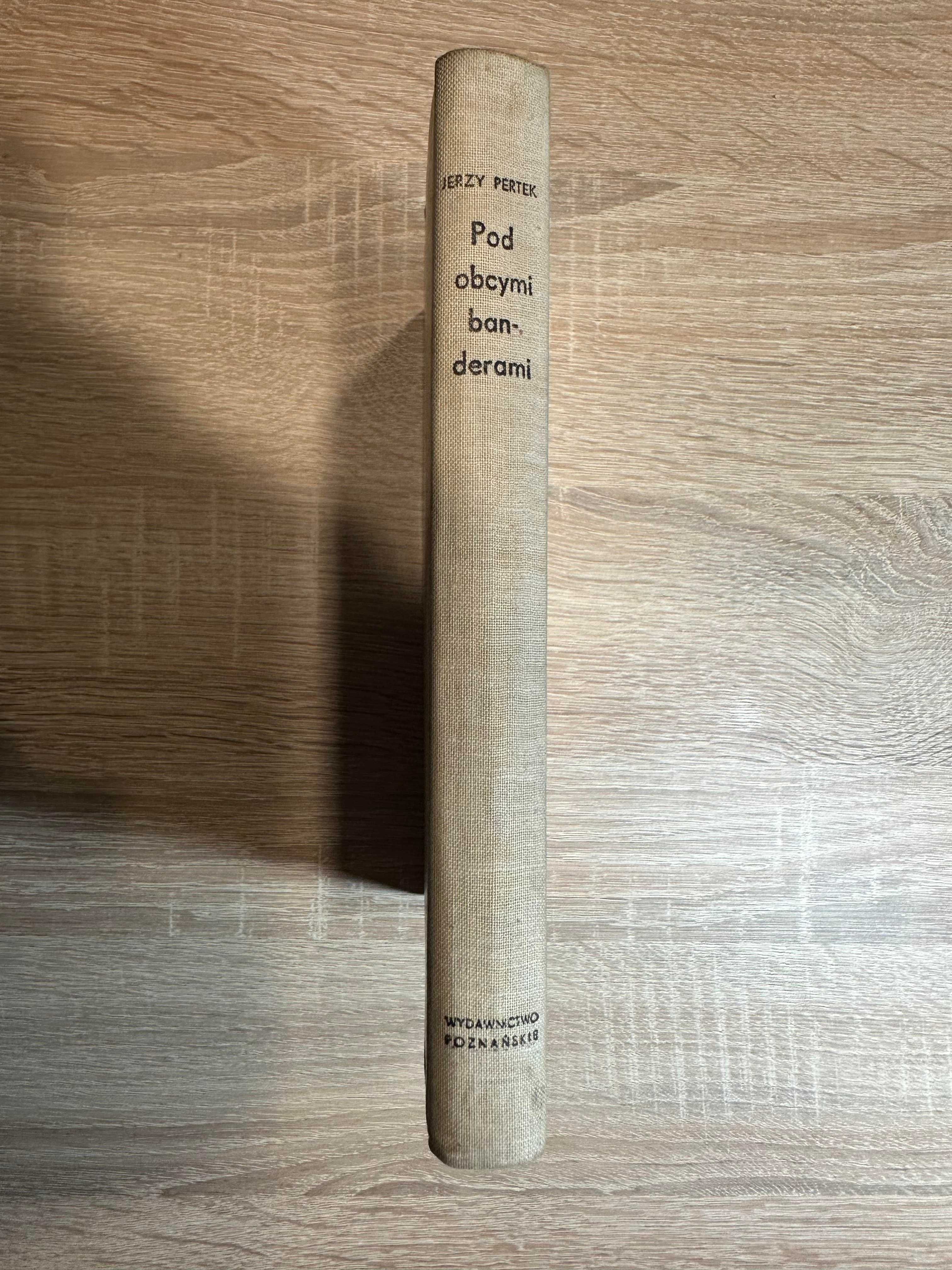 POD OBCYMI BANDERAMI, Jerzy Pertek, książka