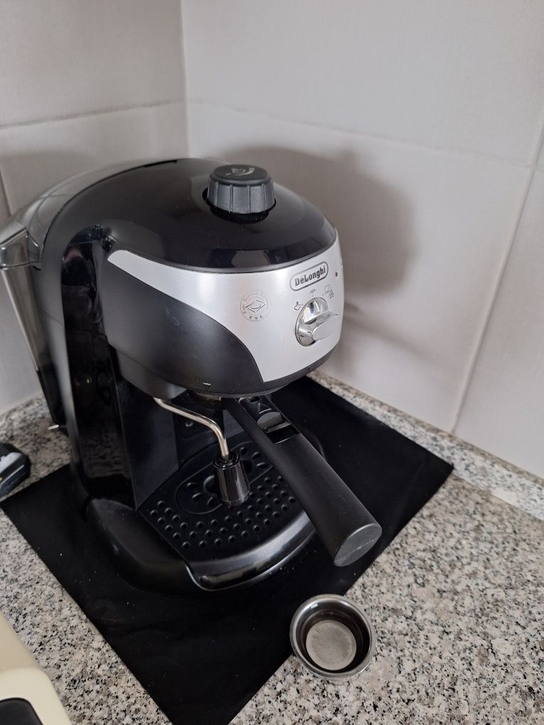 Maquina cafe em grão DeLonghi.