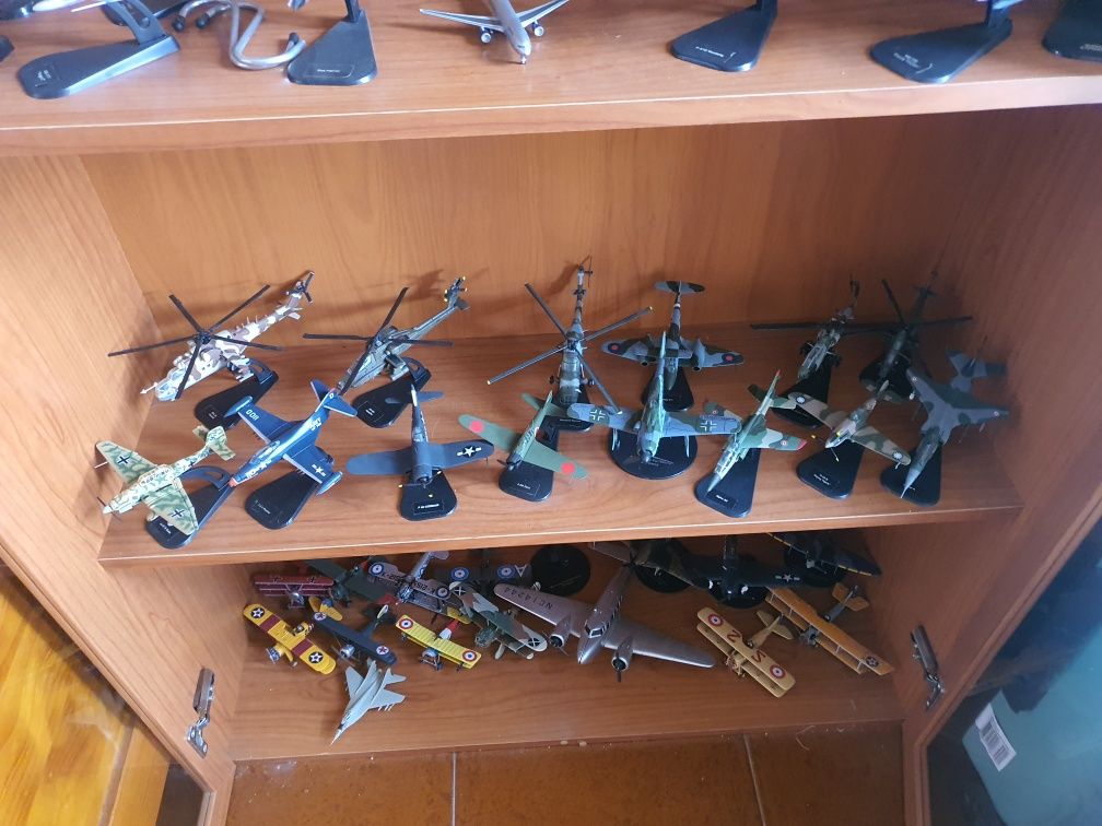 Vendo móvel com coleção de aviões e helicópteros de guerra