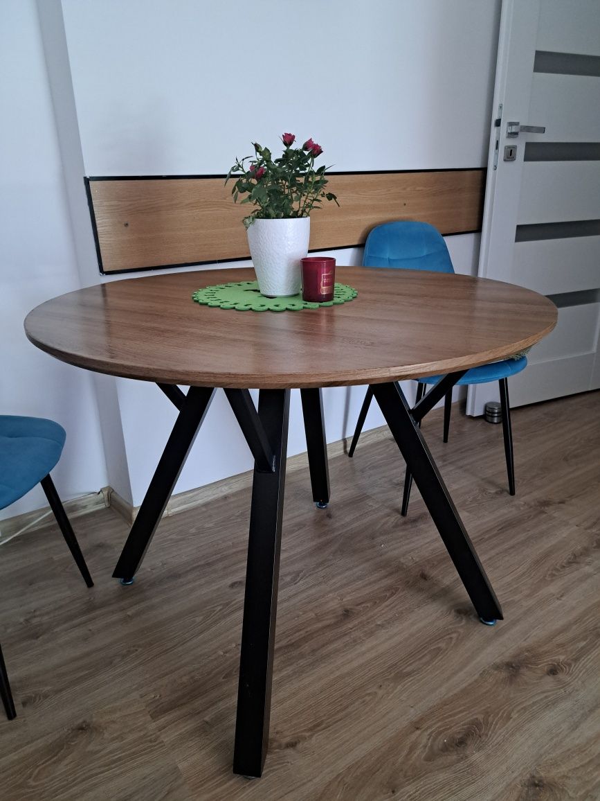 Stół okrągły w stylu loft.