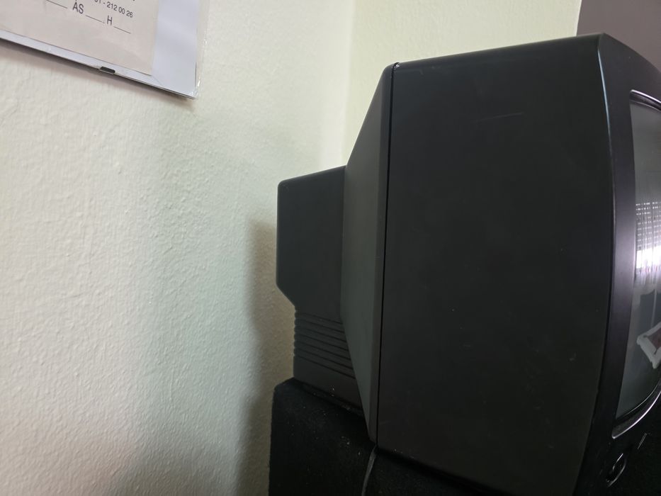 Vendo 3 televisões a funcionar