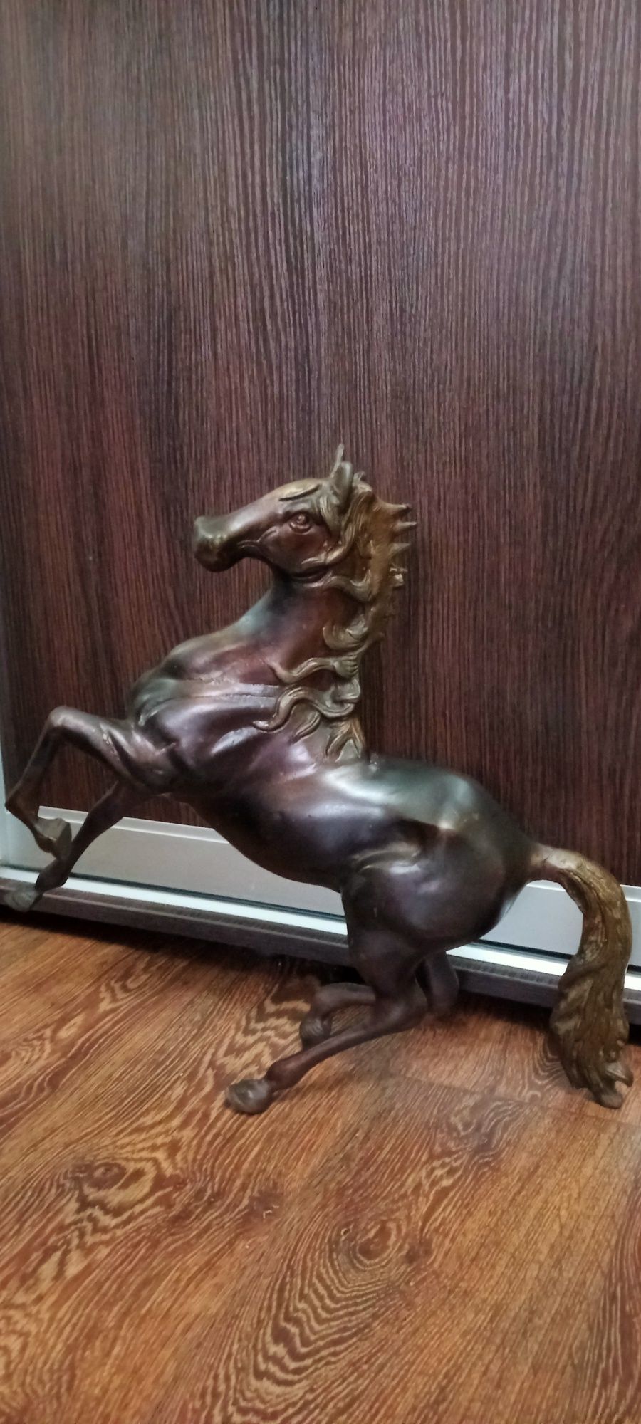 Бронзовая скульптура лошадь