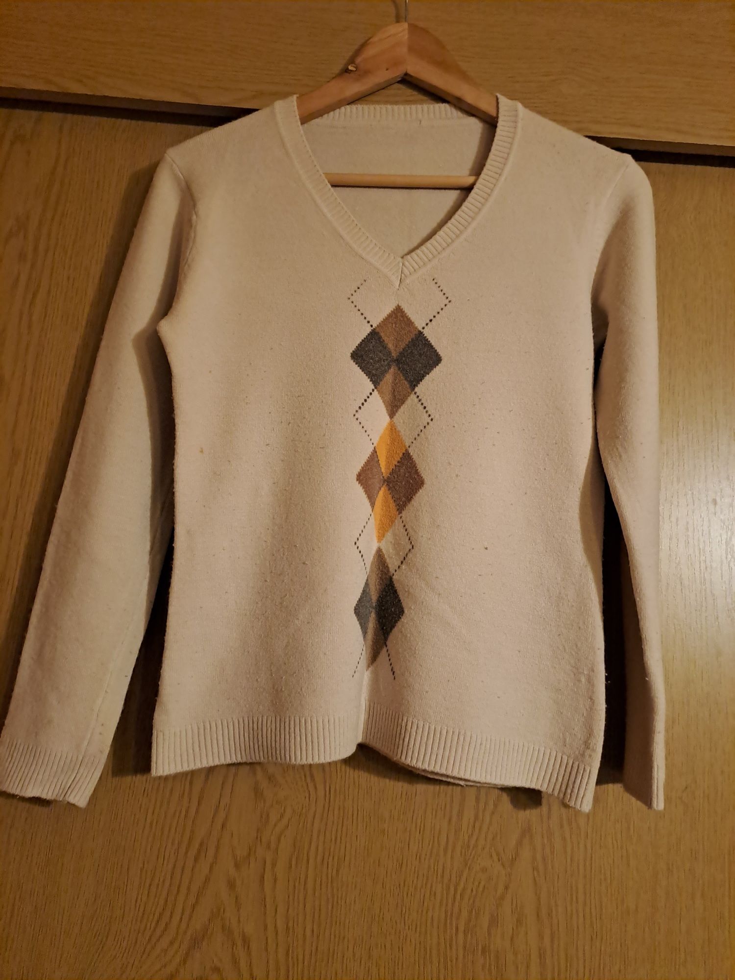 Sweter w szpic damski