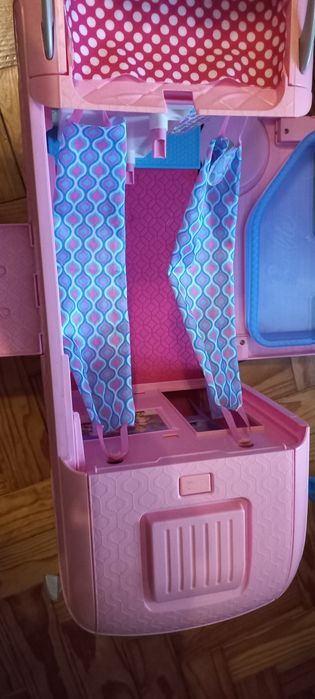 Autocaravana da Barbie completa