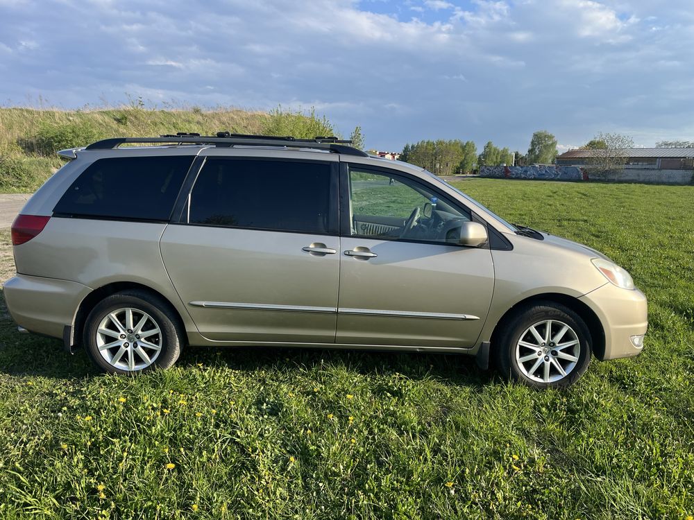 TOYOTA Sienna XLE Limited AWD 4x4; 3,3 benz + LPG; 7-os.