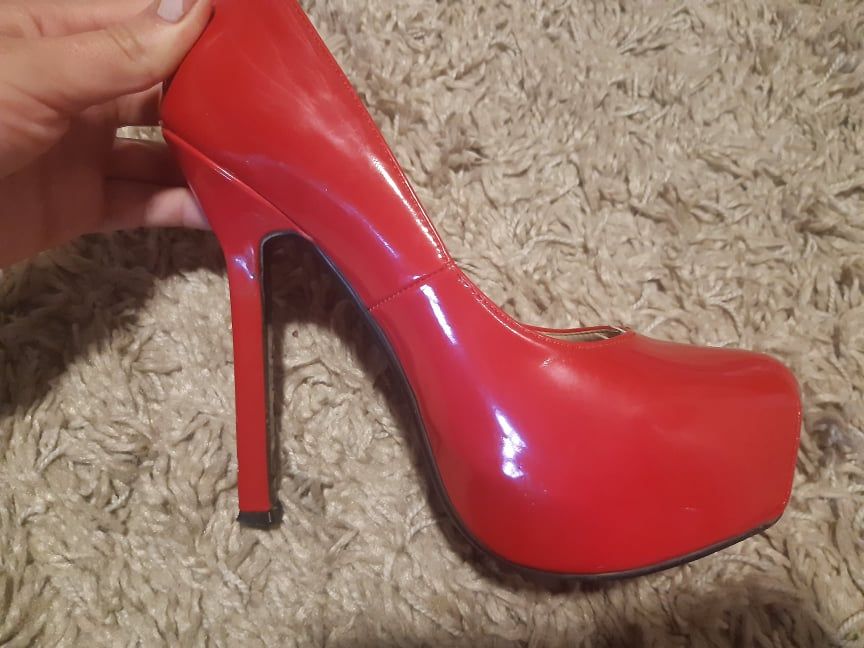 красивые красные туфли