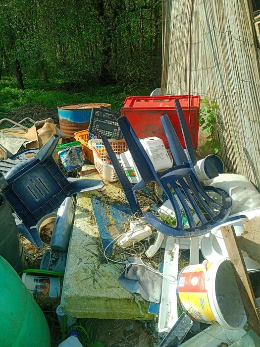 Oddam za symboliczną opłatą ,gruz, drewniane okna, krzesła plastikowe,