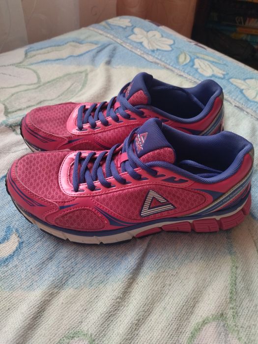 Спортивні кросівки