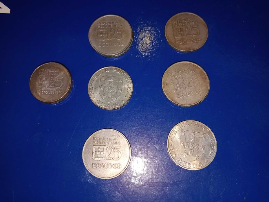 Moedas antigas em bom estado