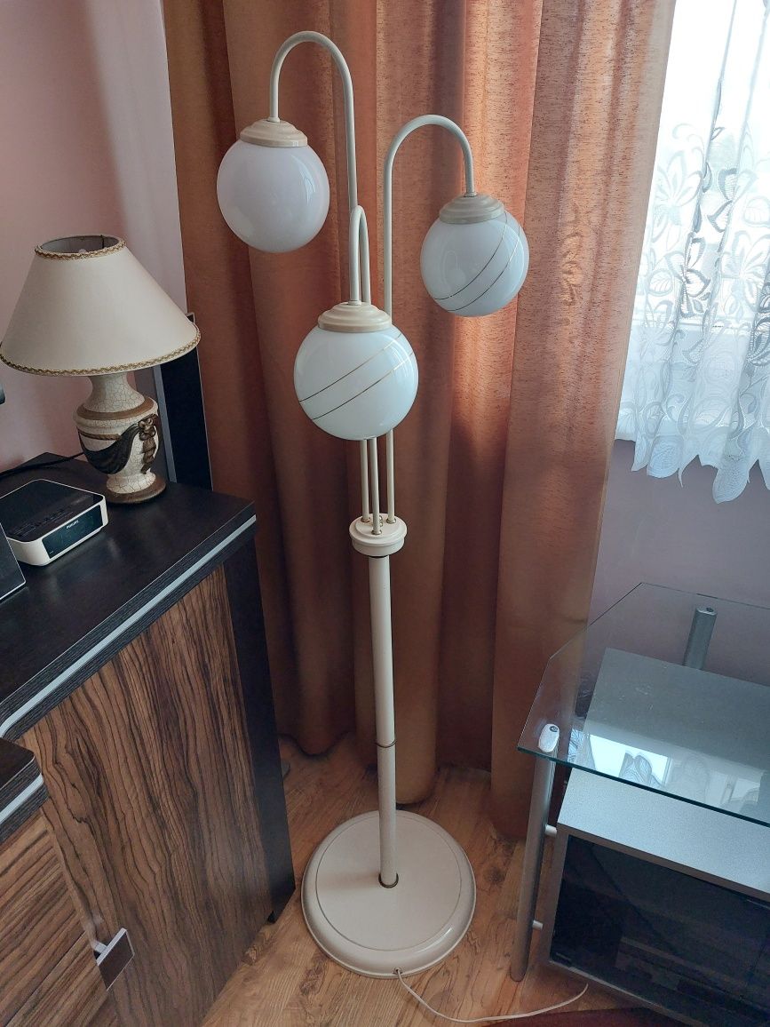 Lampa nocna stojąca do sypialni