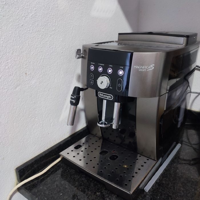Máquina café Delongui com moinho Magnifica S Smart