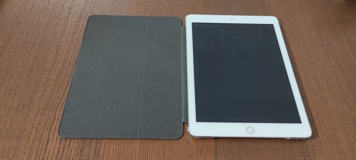 iPad prateado com capa