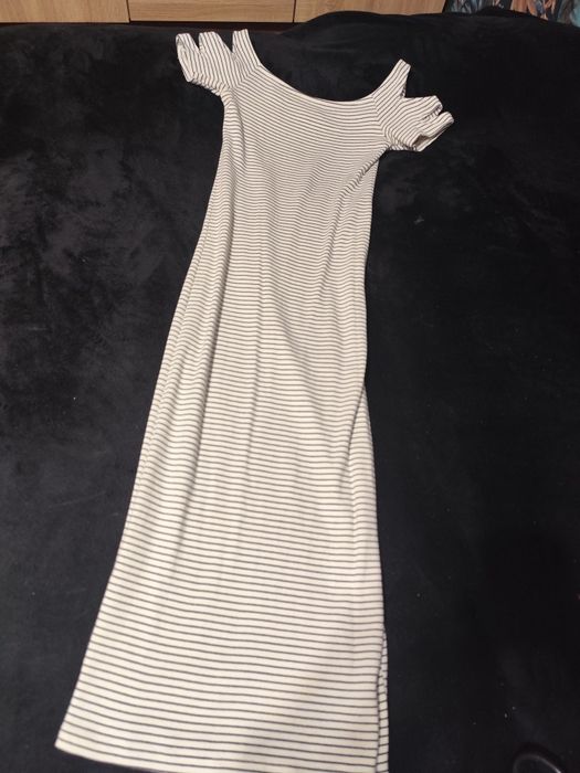 Dopasowana sukienka z odkrytymi ramionami, prążkowana w paski