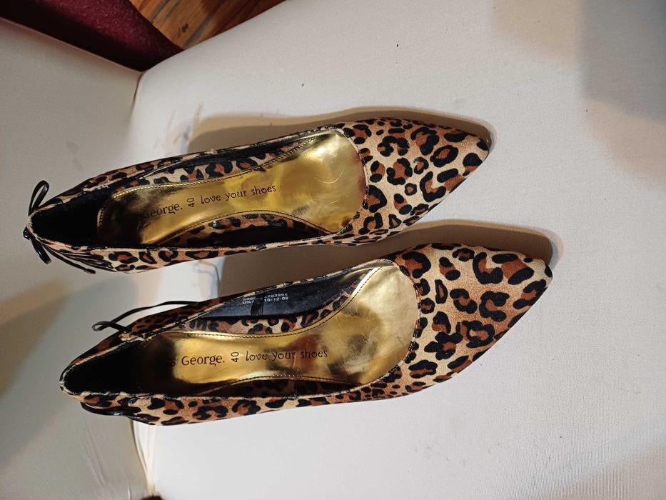 Pantofle na obcasie motyw panterka.