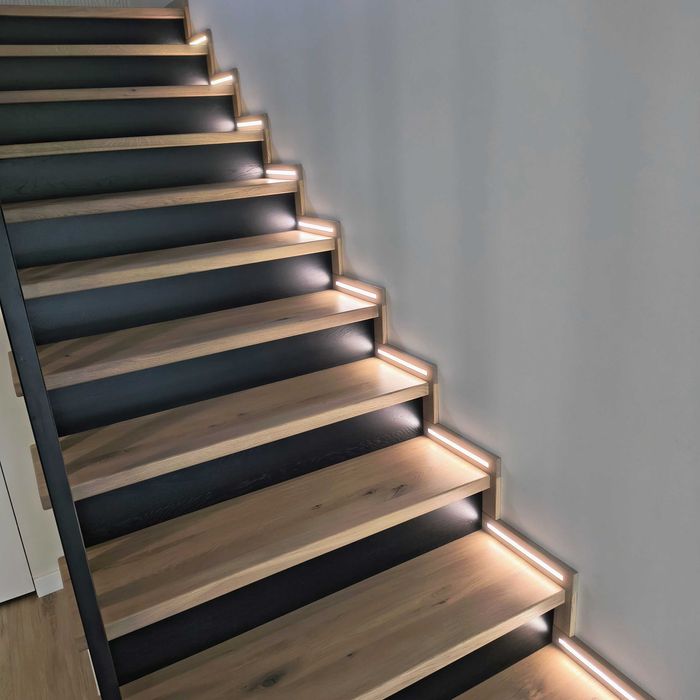 Schody dębowe, jesionowe , montaż, stopnice dębowe, balustrada