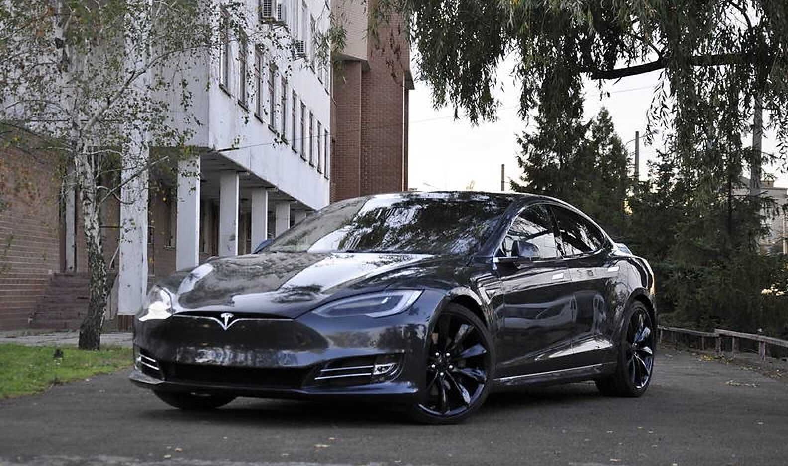 Tesla Model S 2016 90d -