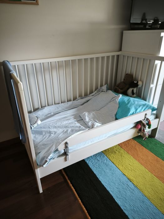 IKEA Berço com colchão e roupa de cama