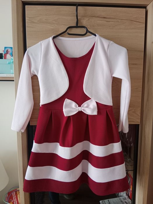 Sukienka z długim rękawem, imitującym bolerko