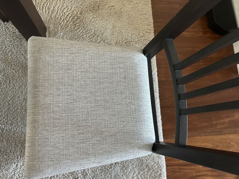 Conjunto mesa e 6 cadeiras para sala de jantar. Estofo novo.
