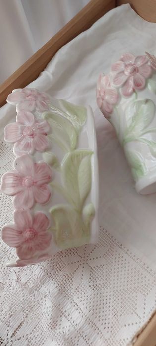 Conjunto de floreiras em porcelana