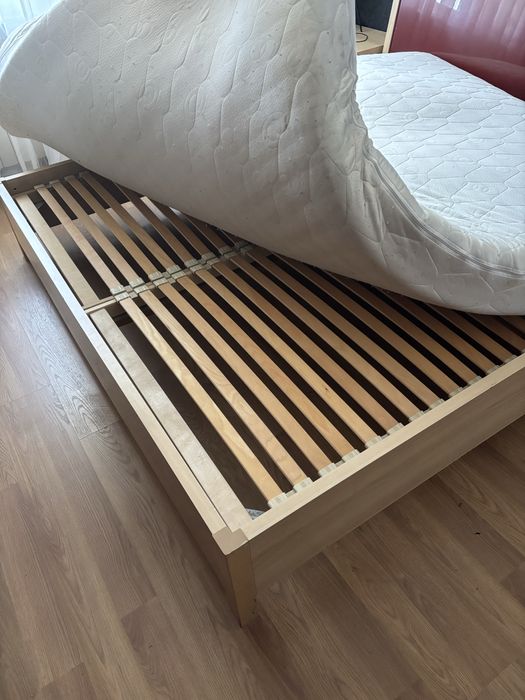 Łóżko z materacem