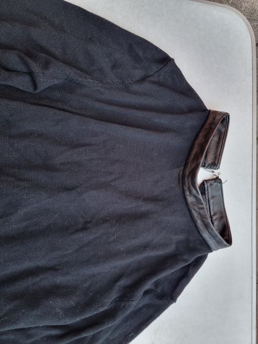 Жіночий світер COS віскозний чорний віскоза з шкіряним комірцем світер