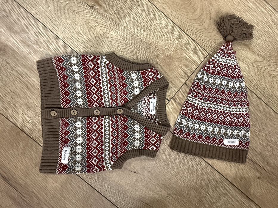 Komplet świąteczny Newbie r. 62 – dzianinowy bezrękawnik i czapka