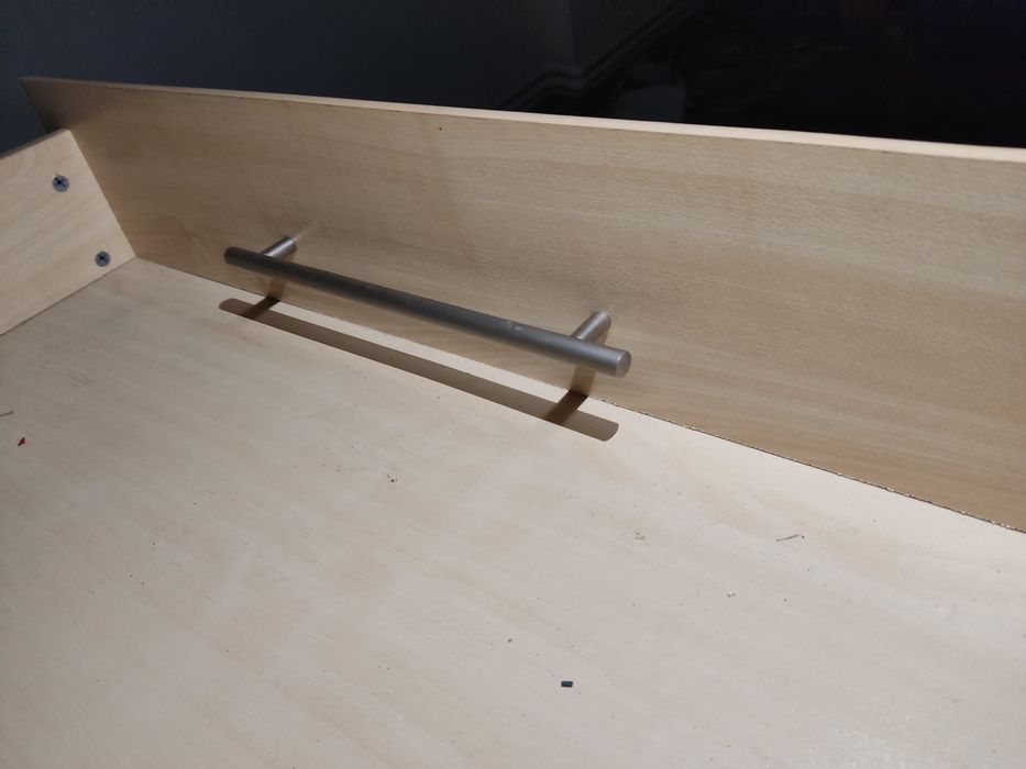 Комод і тумбочка прикроватна