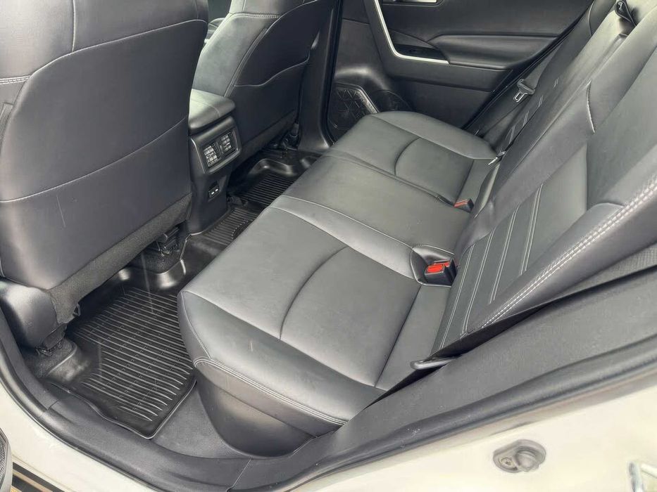 Toyota RAV4 Hybrid XLE Premium      2022